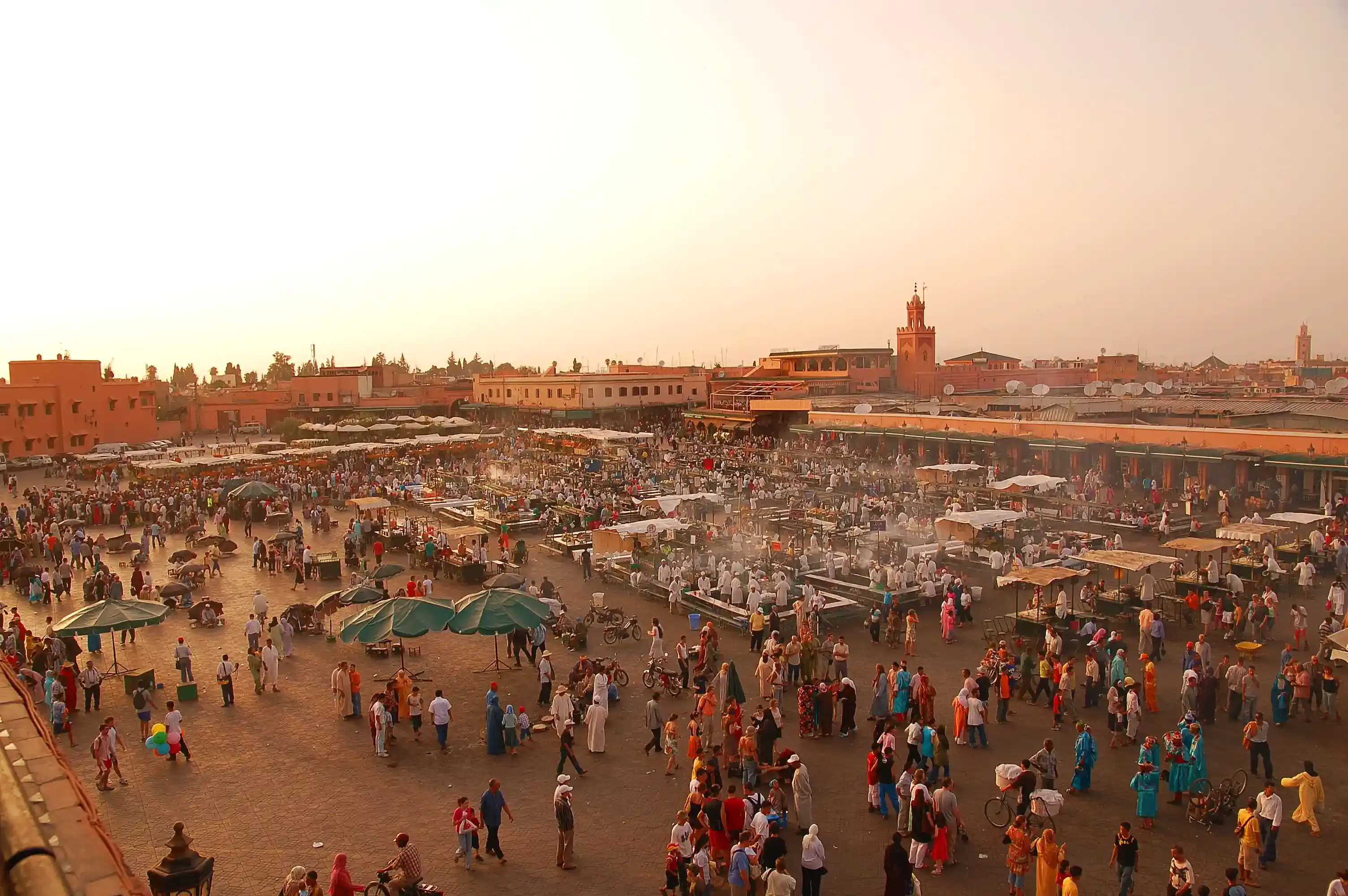 La place Jemaa El Fna, une destination incontournable à seulement une dizaine de minutes à pied de notre maison d'hôtes.