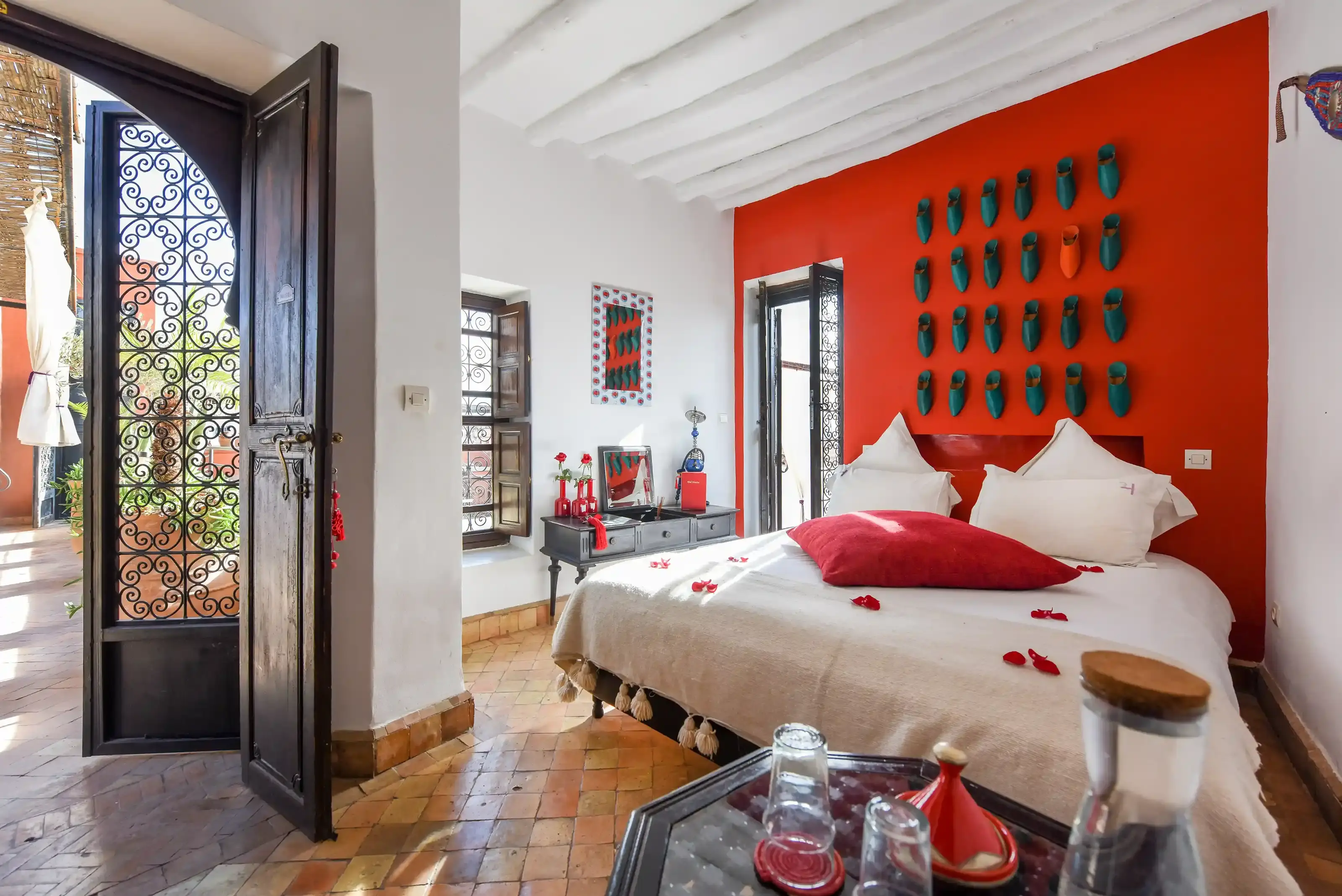 This Junior Suite of our guesthouse is equipped with a queen-size double bed and a private terrace