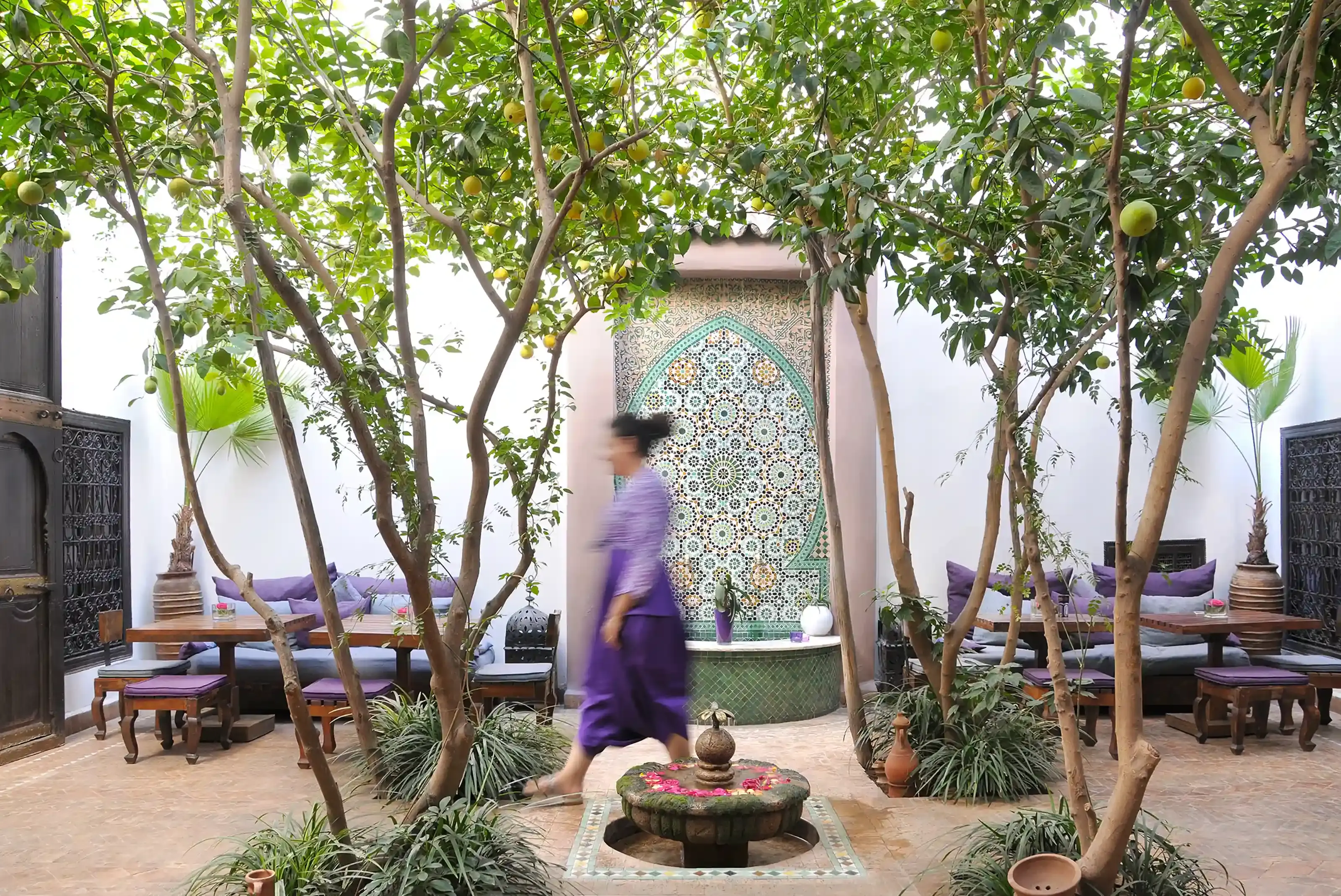 Le patio du riad Houdou, avec une fontaine et des orangers.