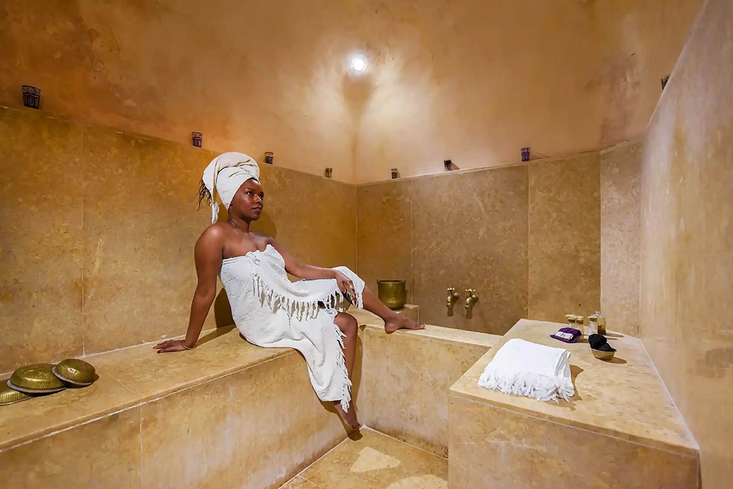 Le hammam du riad Houdou, pour un moment de détente et de relaxation. Découvrez également nos autres prestations : massages, excursions, etc.