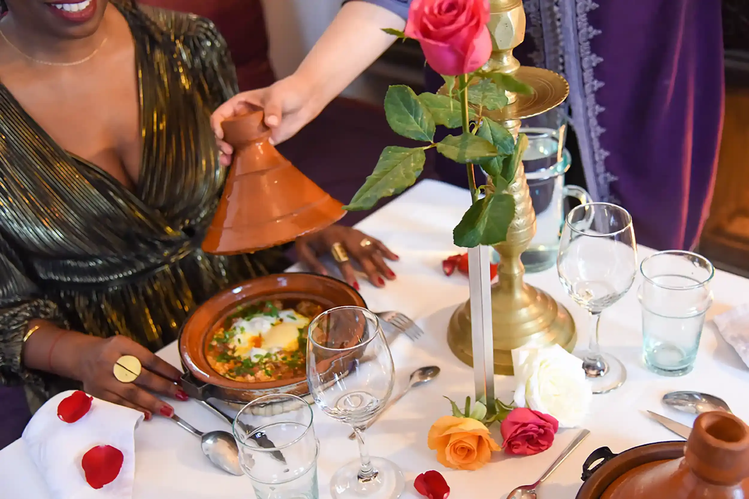 The dining table of Riad Houdou, where you can enjoy typical Moroccan dishes prepared on-site with fresh ingredients.